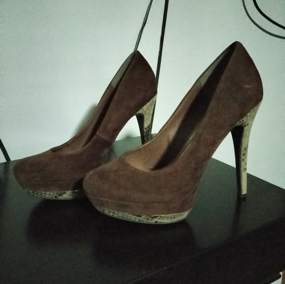 Sz 7 velvety brown heels with snakeskin accents